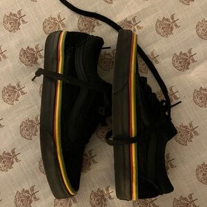 VANS Old Skool skate shoes/rasta colors/black with stripes Womens size 6/Mens 4